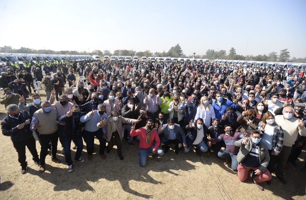 Manzur entregó 100 ambulancias de alta complejidad para las 93 comunas del interior