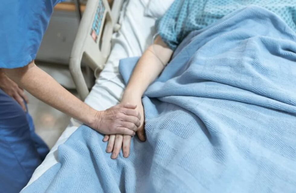 Violencia obstétrica: un médico le ligó las trompas a una mujer por error en un hospital de Mendoza