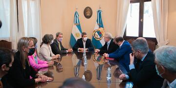 El gobernador y el ministro de Educación de la Nación presidieron el acto del programa nacional que tiene como objetivo reducir la brecha digital en el país.
