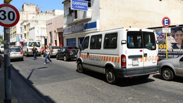 Le sacaron el celular del transporte escolar y de la impotencia siguió a los malvivientes con el rodado lleno de niños. (Archivo / La Voz)