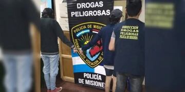 Dos jóvenes detenidos acusados de vender droga en el centro de Posadas.
