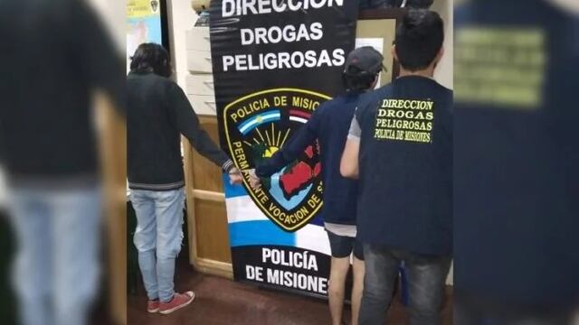 Dos jóvenes detenidos acusados de vender droga en el centro de Posadas.
