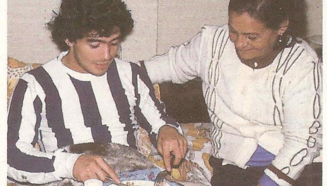 Maradona con la camiseta de Valencia y la "Tota"