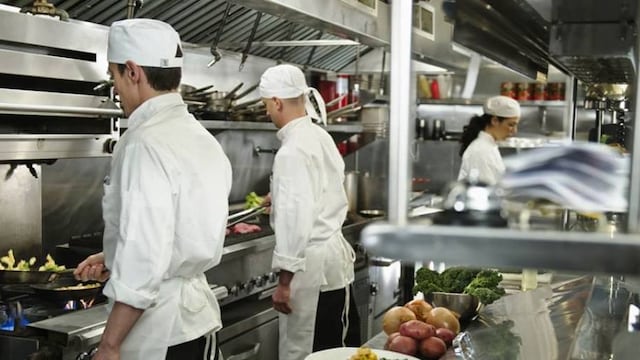 Jorge Difonso presentó un proyecto para que el personal gastronómico y hotelero de Mendoza sea vacunado a la brevedad.