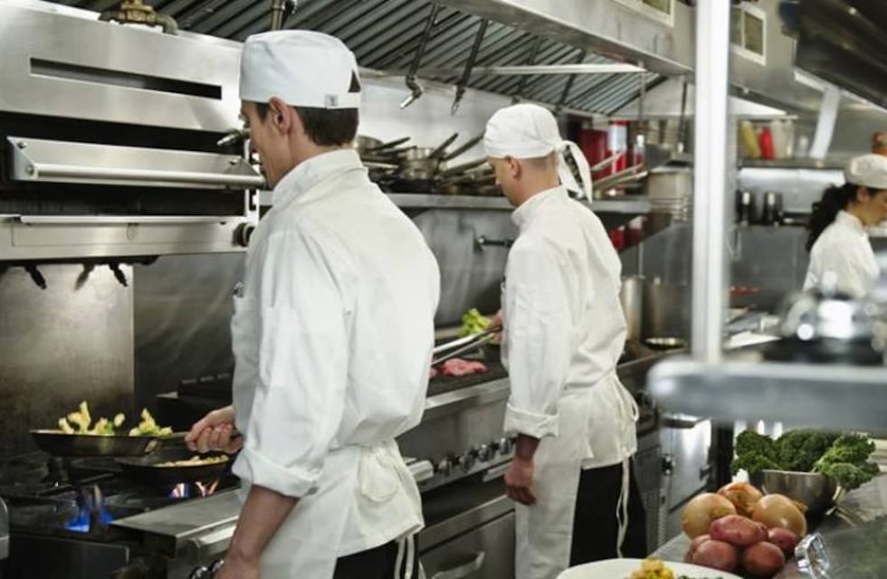 Presentan un proyecto para que se vacune al personal gastronómico y hotelero de Mendoza