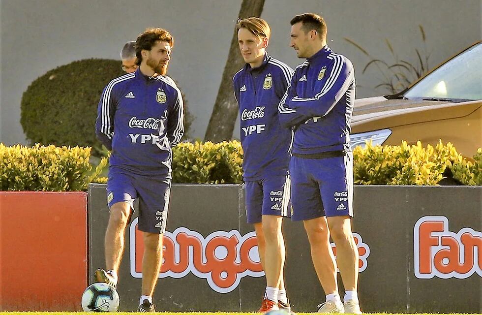 ¿Con quién hablan Lionel Scaloni y Pablo Aimar durante los partidos?