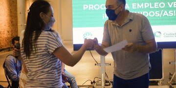 El intendente Luis Castellano saludando a los 35 rafaelinos que se capacitaron