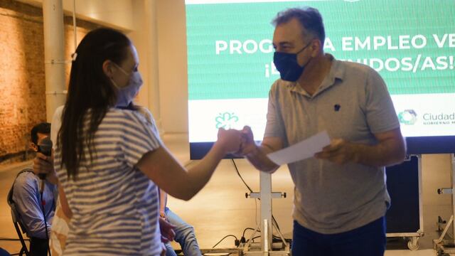 El intendente Luis Castellano saludando a los 35 rafaelinos que se capacitaron