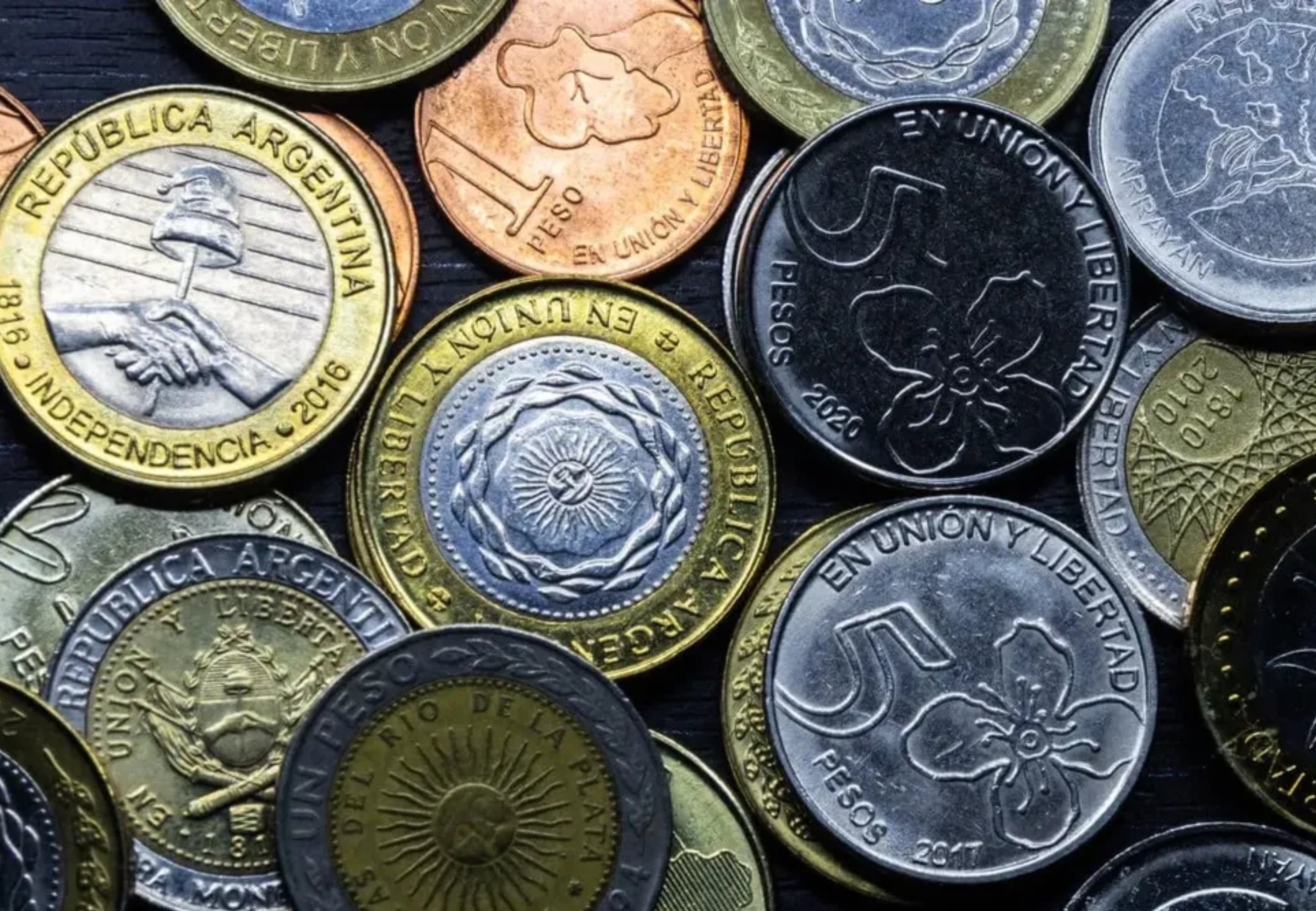 Los métodos naturales como el truco de la moneda son ideales para hogares con niños, mascotas y superficies delicadas.