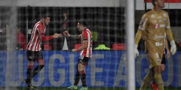 Rogel y Castro festejan el gol anulado