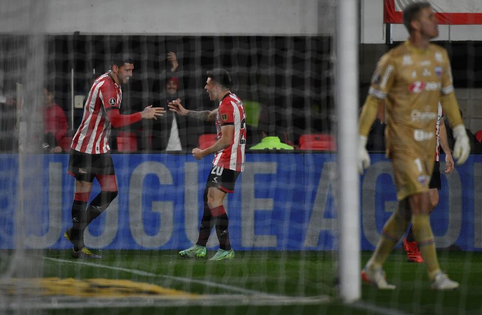 Estudiantes a cuartos: la expulsión que cambió el partido y el gol que anuló el VAR