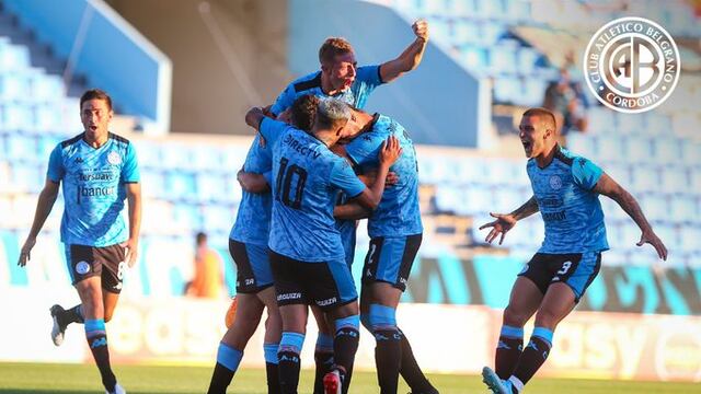 Todos los abrazos para Ulises Sanchez, el juvenil autor de un golazo ante Chicago. Por ejemplo del Colo Barinaga, quien anotó hacer un par de fechas y también surgió de Villa Esquiú.