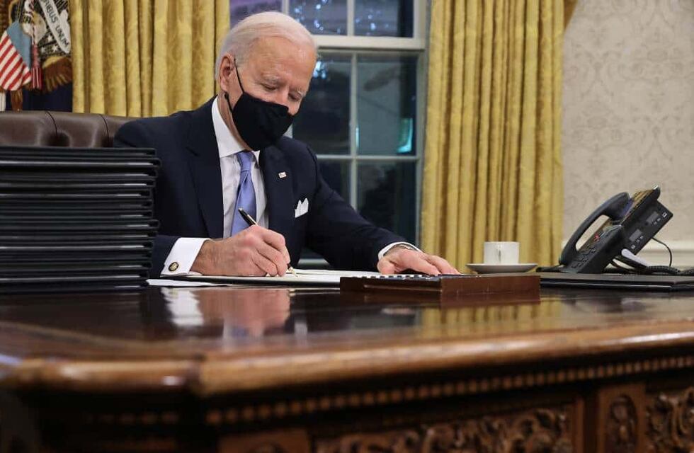 Joe Biden suspendió los acuerdos comerciales de armas que había iniciado Donald Trump