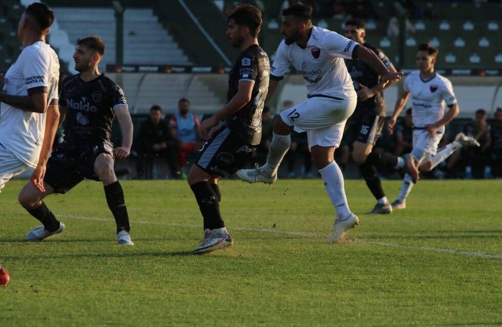 Colón derrotó a Sarmiento y obtuvo el primer triunfo con Sergio Rondina