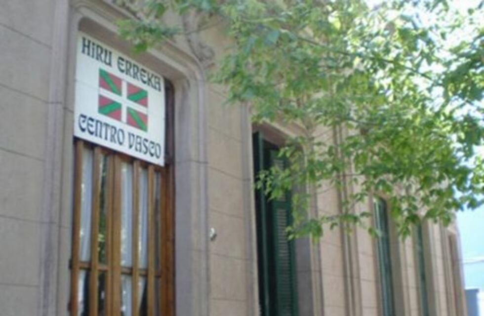 Charla en el Centro Vasco HIRU ERREKA de Tres Arroyos: “Periodismo a lo Vasco -Personalidades controvertidas”