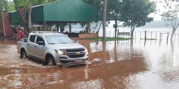 Crecida del río Paraná provoca evacuaciones y suspensión del paso fronterizo en Montecarlo.