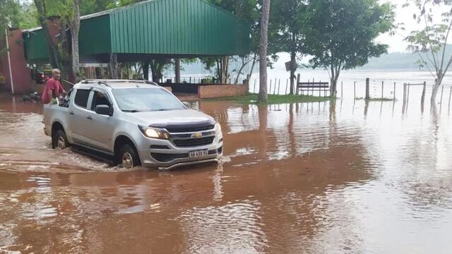 Crecida del río Paraná provoca evacuaciones y suspensión del paso fronterizo en Montecarlo.