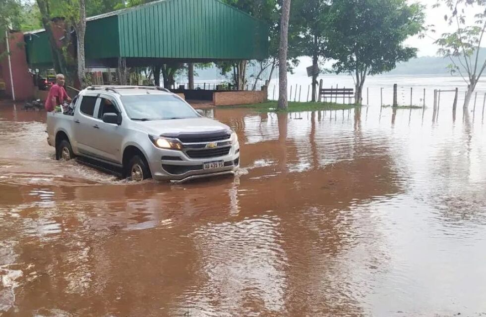 Crecida del río Paraná provoca evacuaciones y suspensión del paso fronterizo en Montecarlo