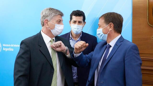 Los gobernadores Sergio Ziliotto de La Pampa y Rodolfo Suáreez de Mendoza junto al ministro ministro Wado de Pedro durante la reunión realizada en junio pasado. Gentileza Los Andes
