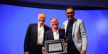 Las autoridades de canal Showsport, José Aiassa y Luis Schenone, con el reconocimiento en La Voz.