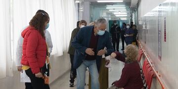 El gobernador señaló la importancia de que los mayores sean vacunados y animó a que sea lo más pronto posible.