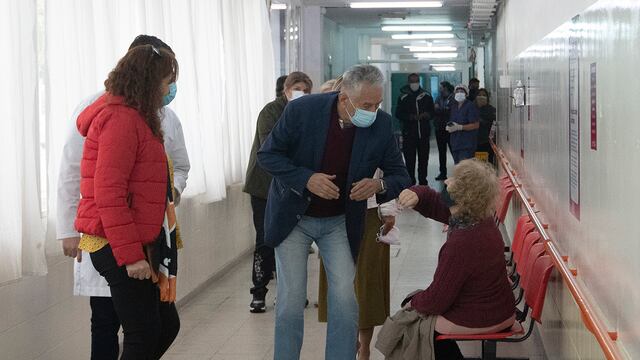 El gobernador señaló la importancia de que los mayores sean vacunados y animó a que sea lo más pronto posible.