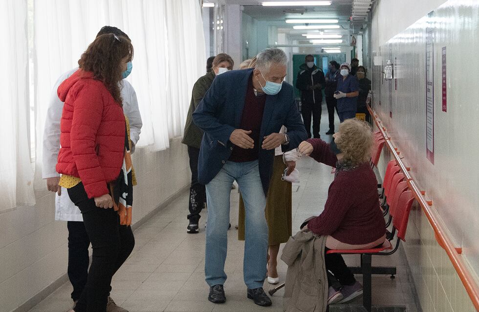 El gobernador acompaño a los mayores de 80 años en el comienzo de la vacunación
