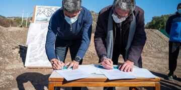 El intendente de la Ciudad, Ulpiano Suarez y el subsecretario de Deportes de la provincia, Federico Chiapetta firman el inicio de obras de la pista de pumptrack. Gentileza Gobierno de Mendoza