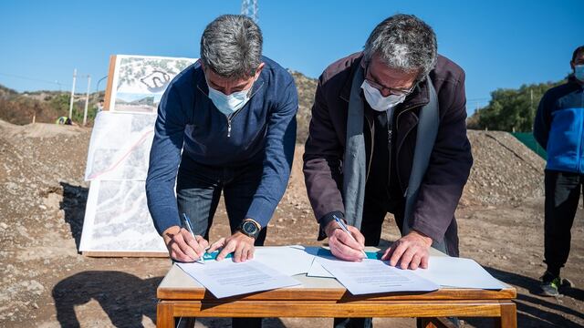 El intendente de la Ciudad, Ulpiano Suarez y el subsecretario de Deportes de la provincia, Federico Chiapetta firman el inicio de obras de la pista de pumptrack. Gentileza Gobierno de Mendoza