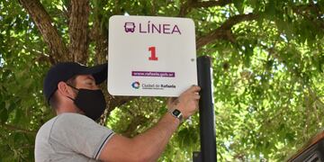 Colocación de cartelería en las paradas de minibuses