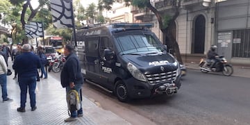La Tropa de Operaciones Especiales (TOE) y la policía llegaron a primera hora al edificio.