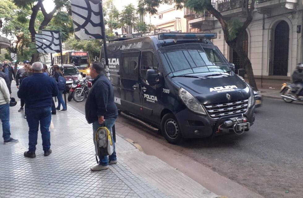 Cortan tránsito en Rosario por allanamiento del Sindicato de Obras Sanitarias