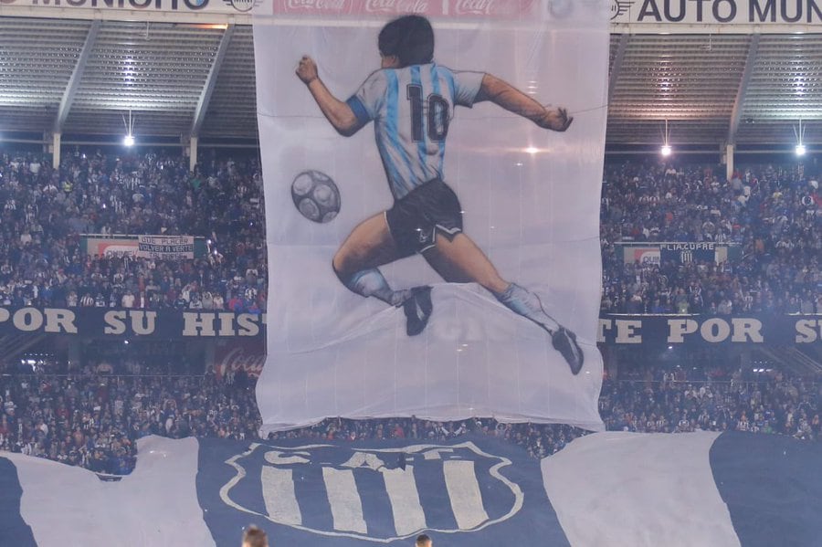 La pose clásica de Maradona. Una carrera muy emparentada con Talleres.