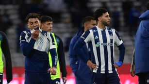 Rubén Botta y Nahuel Bustos, en la salida entre silbidos y recalmos por la derrota de Talleres.