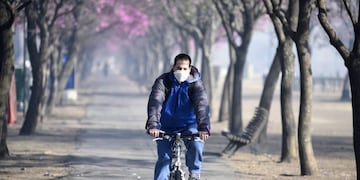Por el humo procedente de los incendios en las islas del Delta del Paraná, la ministra de Salud recomendó el uso del barbijo al aire libre.