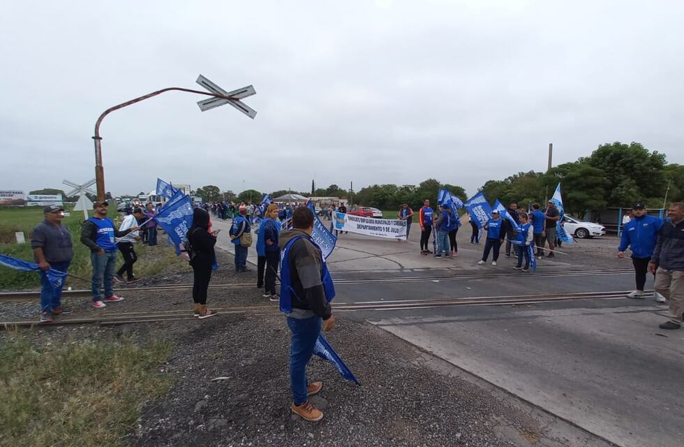 La FESTRAM cortó la ruta 34 en por mejores asignaciones familiares y el IAPOS