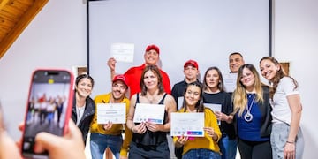 Reconocen a mujeres que se capacitaron como soldadoras y carniceras