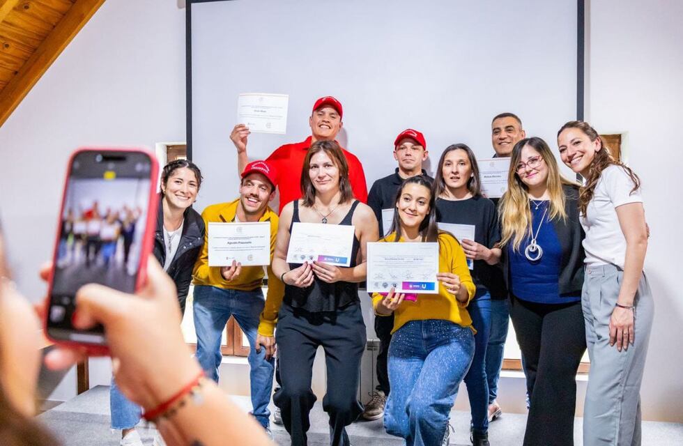 Reconocen a mujeres que se capacitaron como soldadoras y carniceras