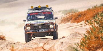 La dupla francesa Grabowski-Chenard en el Dakar Classic 2022. Compiten vehículos de 1979 a 2000.