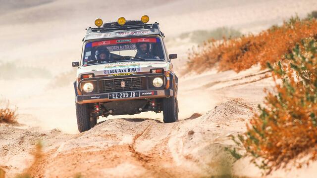 La dupla francesa Grabowski-Chenard en el Dakar Classic 2022. Compiten vehículos de 1979 a 2000.