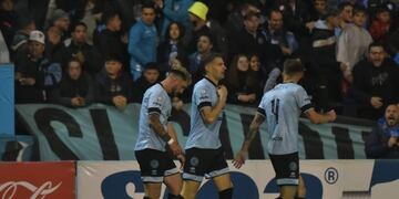 Rébola y Vegetti celebral el tanto de Belgrano ante Instituto (Facundo Luque / La Voz)