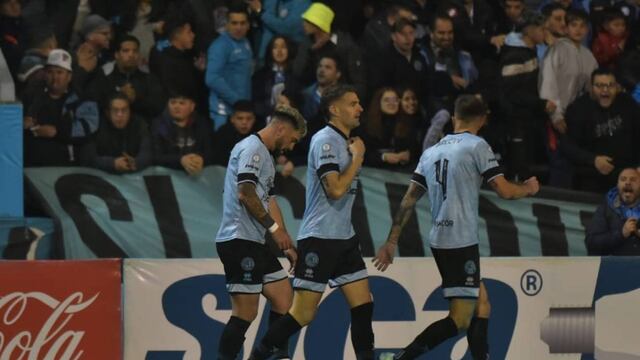 Rébola y Vegetti celebral el tanto de Belgrano ante Instituto (Facundo Luque / La Voz)