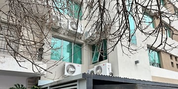 A través de una ventana de un primer piso, ladrones entraron a robar a la firma Confis. (La Voz)