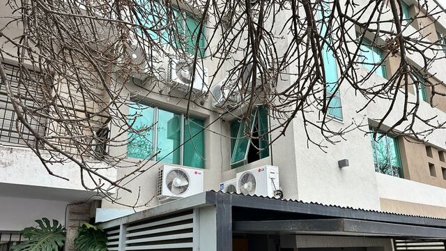 A través de una ventana de un primer piso, ladrones entraron a robar a la firma Confis. (La Voz)