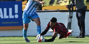 Sin reacción ni respuestas futbolísticas,  el "Lobo" jujeño no pudo resolver el complicado compromiso en Chubut y la ilusión del ascenso se acabó.