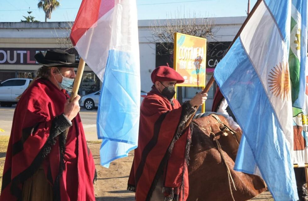 Arroyito tuvo tres izamientos en simultáneo en plazas de la ciudad