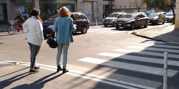 Saludar al conductor al cruzar la calle revela actitudes de empatía y bienestar, según la psicología.