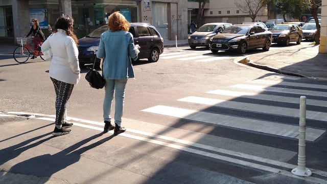 Saludar al conductor al cruzar la calle revela actitudes de empatía y bienestar, según la psicología.