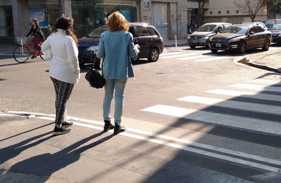 Qué dice la psicología sobre las personas que saludan a los autos que los dejan cruzar la calle