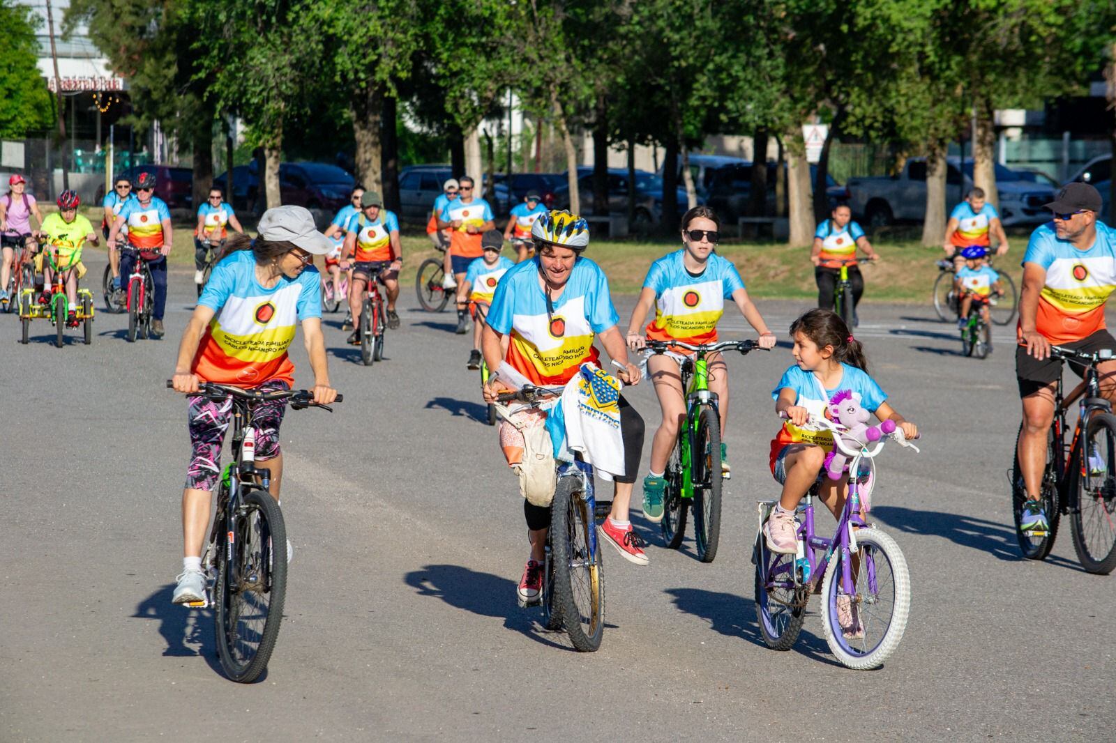 Una multitud celebró la identidad carlospacense en la gran bicicleteada familiar